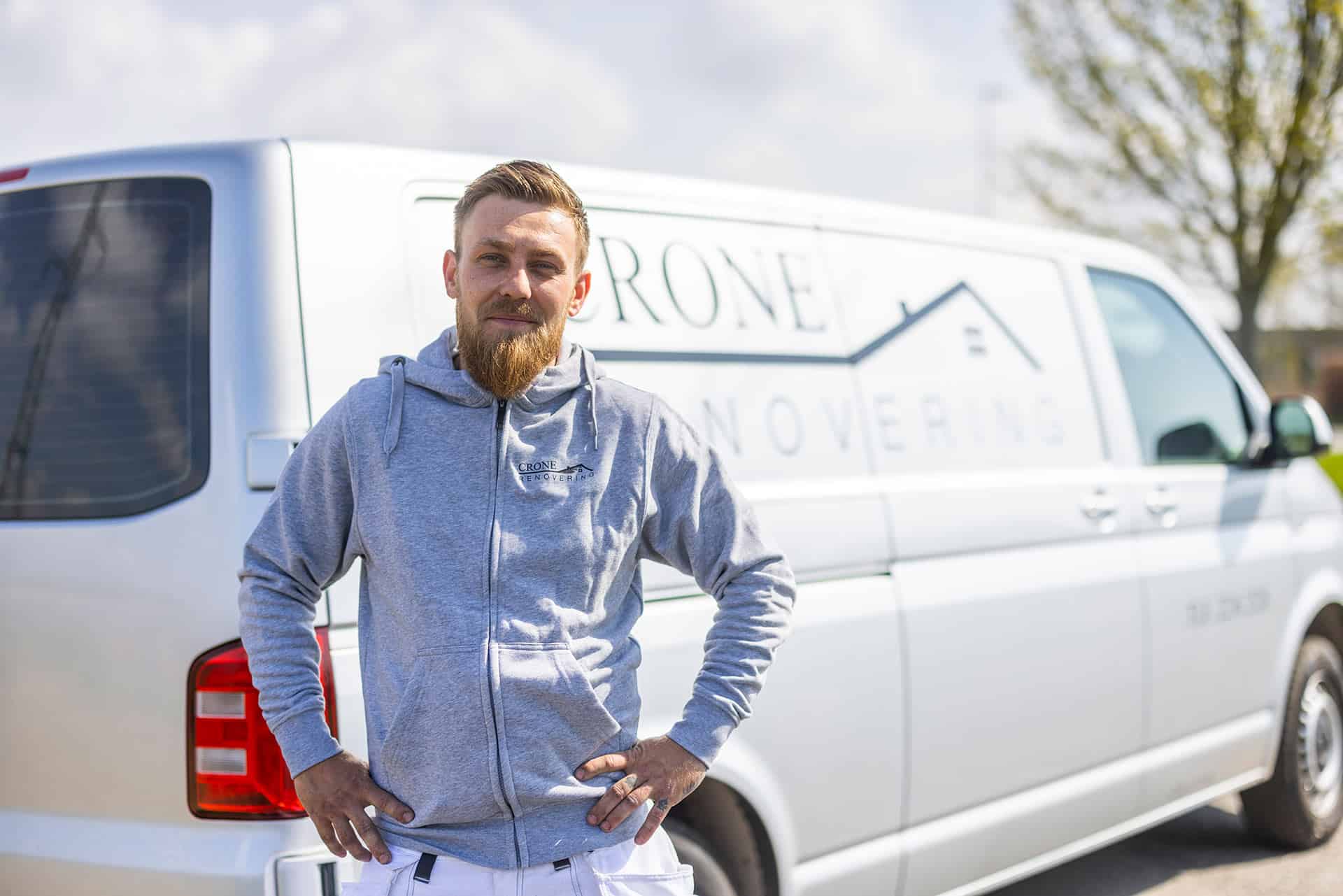 Mikkel Crone foran firmabil